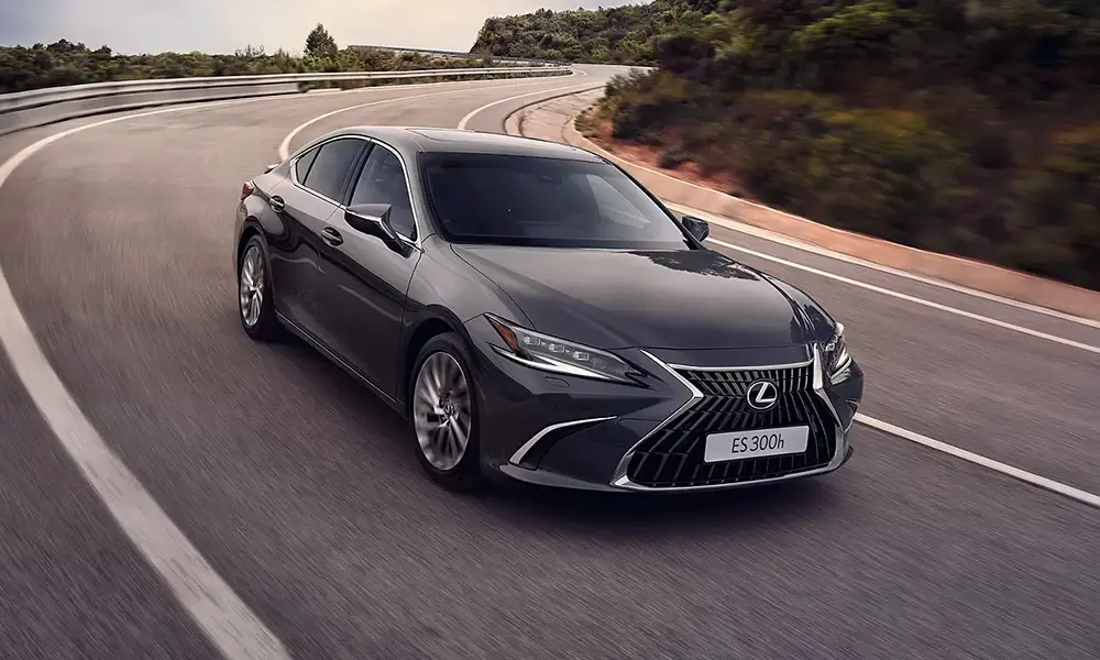 Szary Lexus ES 300h w ruchu na drodze.